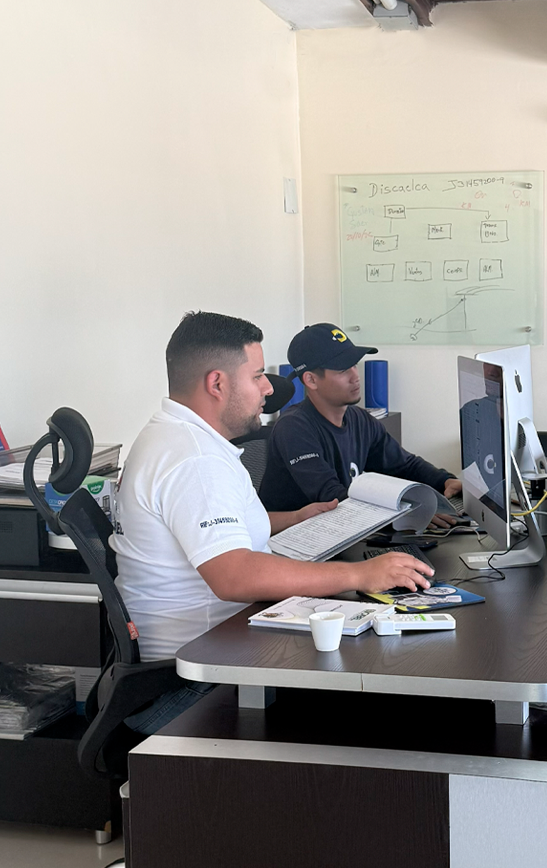 Ingenieros revisando especificaciones eléctricas
